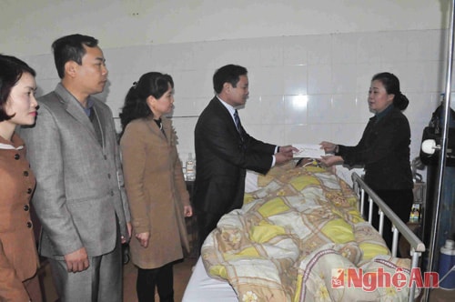 Tặng quà cho bệnh nhân nặng ở khoa cấp cứu