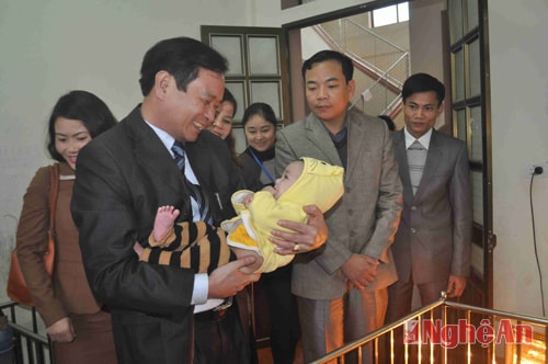 Thăm các em sơ sinh ở trung tâm công tác xã hội