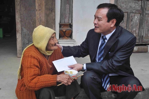 Tặng quà cho cụ Trần Thị Cân, hộ nghèo xã Lưu Sơn