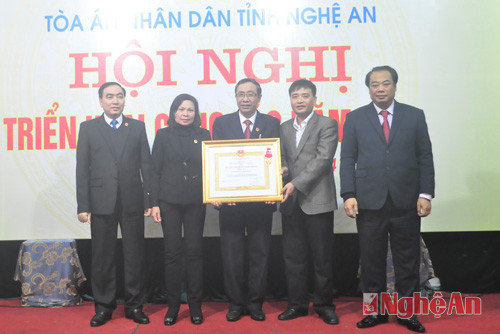 Trao Huân chương lao động hạng Nhì cho tập thể TAND huyện Quỳnh Lưu.