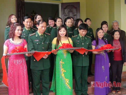 Niềm vui của chị Trúc và các đại biểu trong ngày khánh thành nhà mới