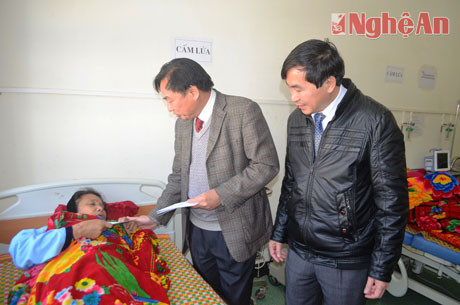 Thăm hỏi, tặng quà cho bệnh nhân đang điều trị nội trú tại BVĐK huyện Quỳ Hợp