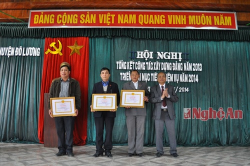 Thừa ủy quyền của Báo Nghệ An, đồng chí Trương Hồng Phúc, Bí thư Huyện ủy Đô Lương tặng giấy khen cho các đơn vị có thành tích trong phát hành sử dụng Báo Nghệ An