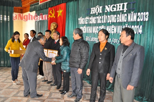 Đồng chí Trương Công Phúc, Bí thư Huyện ủy Đô Lương tặng giấy khen cho các đơn vị thực hiện tốt Chỉ thị 03