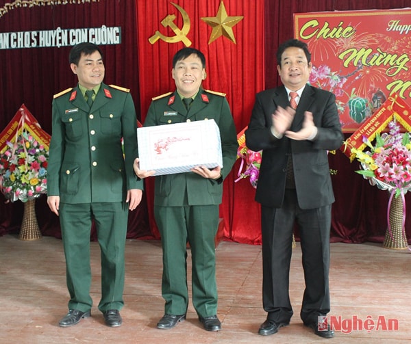 Đồng chí Thái Văn Hằng tặng quà, chúc tết CBCS Ban CHQS huyện Con Cuông