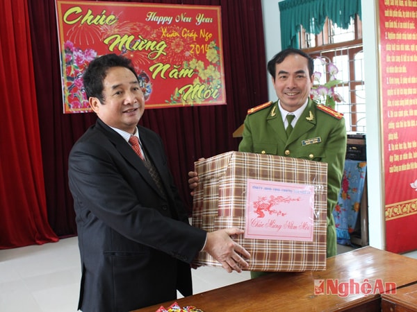 Đồng chí Thái Văn Hằng tặng quà, chúc tết CBCS Công an huyện Con Cuông