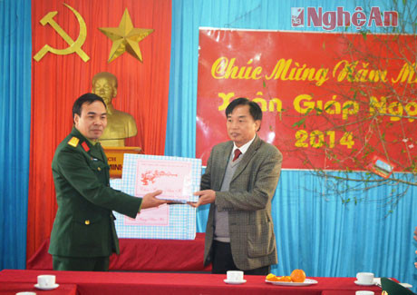 Tặng quà cho cán bộ, chiến sỹ BCHQS huyện Quỳ Hợp
