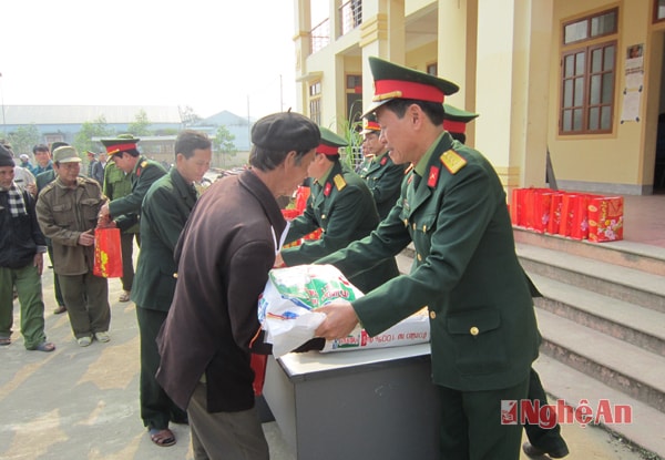 Đoàn công tác bộ CHQS tỉnh Nghệ An trao quà Tết cho các hộ gia đình nghèo của xã Ngọc Lâm, huyện Thanh Chương.