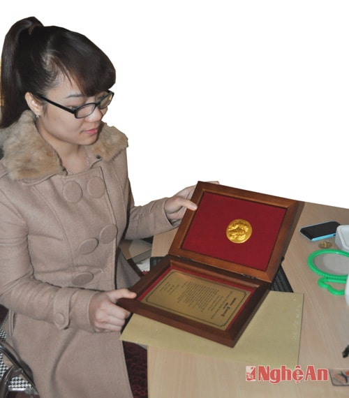 Nguyễn Thị Thúy bên giải thưởng do Hiệp hội Người mù thế giới trao tặng.