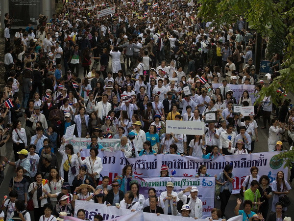 Biểu tình phản đối Chính phủ bên ngoài Trung tâm thương mại Chitlom ở Bangkok. (Nguồn: AFP/TTXVN)