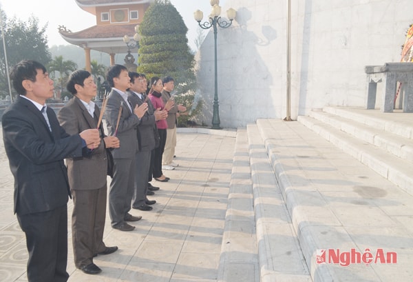 Đoàn dâng hương tại Nghĩa trang Liệt sỹ Việt - Lào.