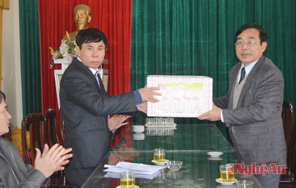 Tặng quà, chúc tết Ban quản lý Nghĩa trang Liệt sỹ Việt - Lào.