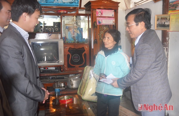 Tặng quà Tết cho gia đình bà Nguyễn Thị Thảo, xóm 7, xã Thạch Sơn.