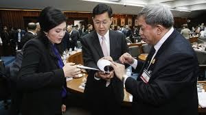 Thủ tướng Yingluck Shinawatra trong buổi bàn thảo về bầu cử tại trụ sở không quân hoàng gia.