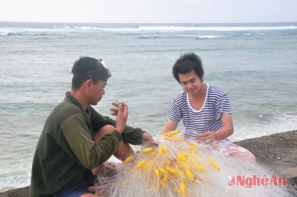 Phóng viên Báo  Nghệ An trao đổi cùng anh Tô Hoài ở Trường Sa.