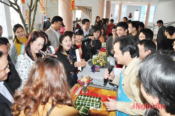 Phần thi thuyết trình của đội Thời sự - Bạn đọc tại hội thi. Ảnh: Hữu Nghĩa