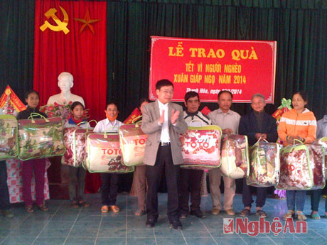 Lãnh đạo Phòng PV 28 tặng quà giáo dân nghèo ở Giáo xứ Trung Hòa (xã Thanh Hòa - Thanh Chương)
