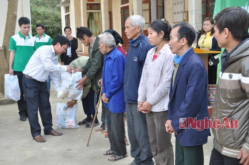 Giám đốc Chi nhánh Vietcmbank Trung Đô Lê Hồng Quảng tặng quà cho các hộ nghèo xã Châu Phong