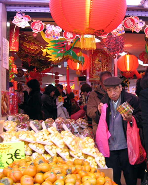 Mua bánh chưng  trong siêu thị Tang Frères (quận 13, Paris) về đón tết. Ảnh minh họa