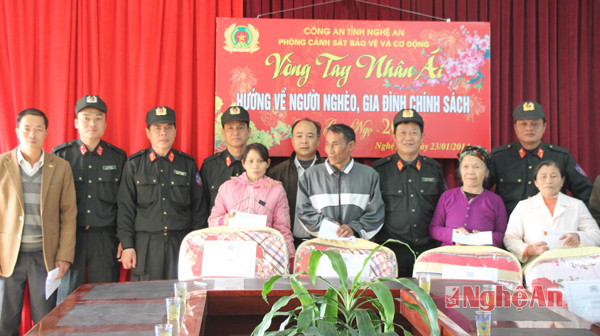 Tặng quà tết cho các hộ nghèo tại phường Quỳnh Thiện, thị xã Hoàng Mai