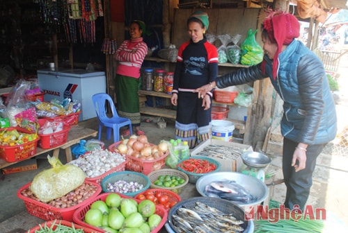 Sản vật địa phương luôn là mặt hàng được ưa chuộng nhất. Ảnh: Phạm Bằng