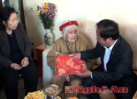 Lãnh đạo huyện Quỳnh Lưu chúc thọ cụ Nguyễn Thị Tràng tròn 100 tuổi ở xã Tiến Thủy, Quỳnh Lưu.
