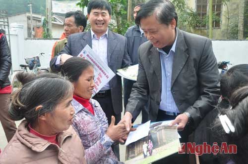 Đồng chí Lâm Văn Đoàn - Phó TBT Báo Nghệ An tặng quà và ấn phẩm báo tết cho người nghèo