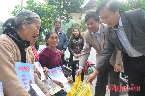 Đại diện lãnh đạo Báo Nghệ An và Cty CP Vật tư nông nghiệp huyện Thanh Chương trao quà cho các hộ nghèo