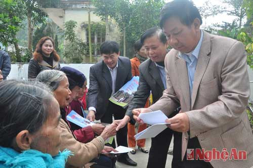 Đại diện lãnh đạo Báo Nghệ An và Cty CP Vật tư nông nghiệp huyện Thanh Chương trao quà cho các hộ nghèo
