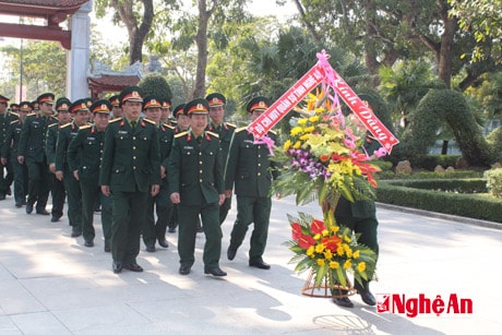 Đoàn đại biểu Đảng ủy- Chỉ huy Bộ CHQS tỉnh dâng hoa, dâng hương tại Khu di tích Kim Liên, Nam Đàn.