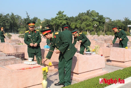 Cán bộ, sĩ quan Bộ CHQS tỉnh thắp hương cho các anh hùng, liệt sĩ tại Nghĩa trang liệt sĩ Thành phố Vinh.