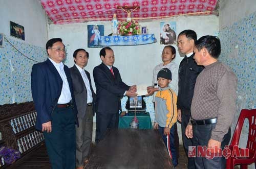 Đc Hoàng Văn Phi trao sổ tiết kiệm cho em Trần Văn Việt, xóm Kẻ Gai 1, xã Hưng Tây 