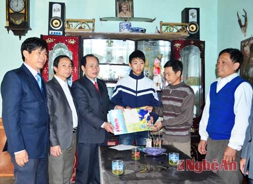 Đc Hoàng Văn Phi trao sổ tiết kiệm cho em Phạm Thế Nguyên, xóm 1, xã Hưng Thông