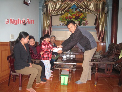 Phóng viên Báo Nghệ An tặng quà cho đại diện gia đình chị Trần Thị Đào