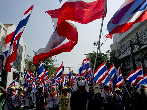 Những người biểu tình chống chính phủ tuần hành tại thủ đô Bangkok ngày 24/1. (Nguồn: AFP/TTXVN)
