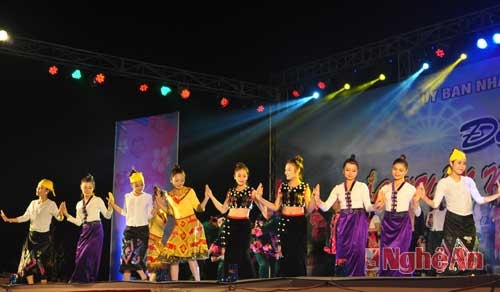 Màn hát múa Xuân về miền Tây