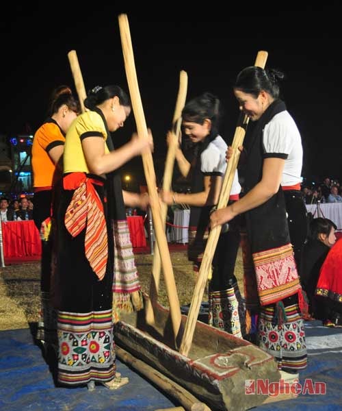 Các đoàn diễn viên quần chúng tham gia khắc luống