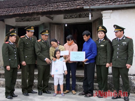 Lãnh đạo Phòng An ninh xã hội trao quà cho gia đình Trung úy Phan Văn Hạnh, hy sinh trong lúc làm nhiệm vụ tuần tra, bảo vệ chủ quyền biển đảo Tổ quốc