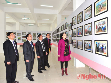 Đồng chí Đinh Thị Lệ Thanh cùng các đại biểu xem triển lãm ảnh.