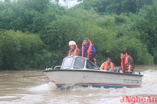 Lực lượng công an, quân sự tham gia cứu hộ cứu nạn ở Khe Ang, xã Nghĩa Hồng, huyện Nghĩa Đàn.