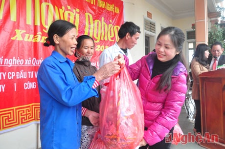 Đồng chí Hồ Thị Ngân – Phó TBT Báo Nghệ An tặng quà cho người nghèo xã Quỳnh Nghĩa (Quỳnh Lưu)