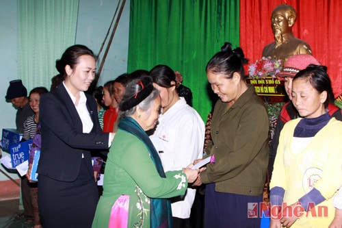 Bà Nguyễn Thị Loan trực tiếp trao qua cho các hộ nghèo