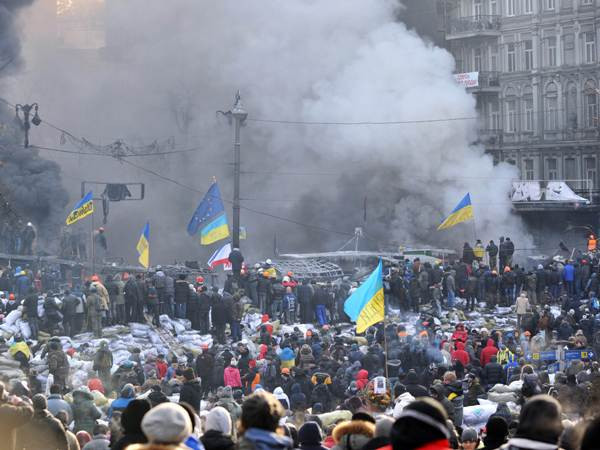 Hàng ngàn người biểu tình chống chính phủ chiếm giữ khu phố Grushevsky ở trung tâm Kiev hôm 25/1. (Ảnh: AFP/TTXVN)