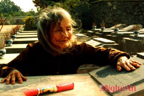 Mẹ Việt Nam sau chiến tranh. (Giải Nhất ảnh nghệ thuật - Báo chí 2007) của Nghệ sỹ nhiếp ảnh Thanh Hải.