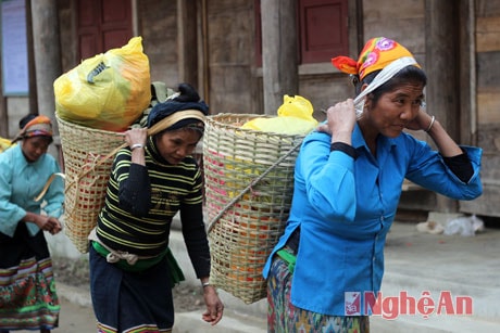 Bà con gùi quà về bản.