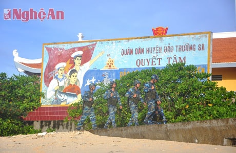 Tuần tra bảo vệ biển đảo quê hương là nhiệm vụ hàng đầu của cán bộ, chiến sỹ ở Trường Sa