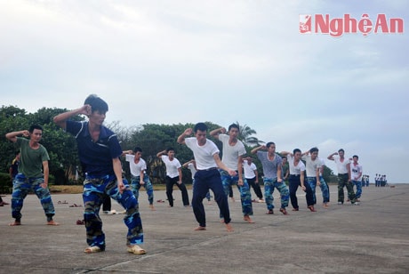 Bộ đội Trường Sa tập thể dục rèn luyện sức khỏe để hoàn thành tốt nhiệm vụ
