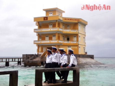 Còn lính đảo chìm lại có những phút lãng mạn với biển
