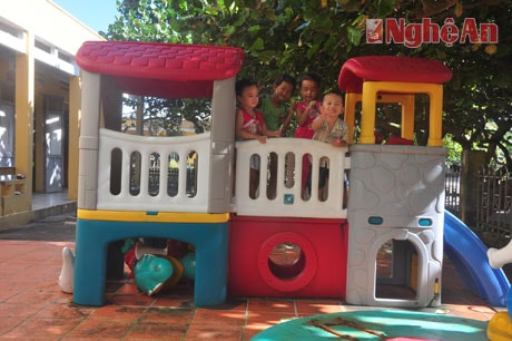 Phút hồn nhiên của những mầm non ở Trường Sa