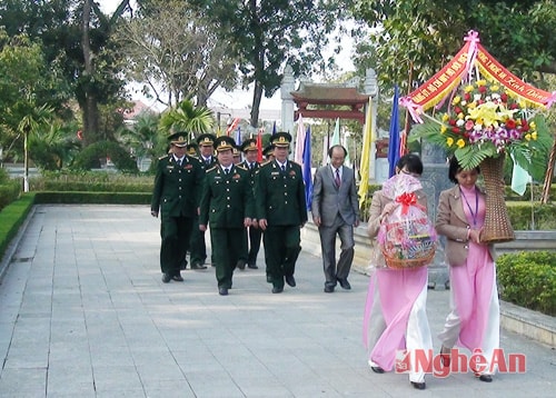 Dâng hoa tại khu di tích Kim Liên